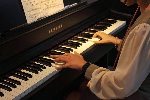 Piano — bé chơi đàn piano